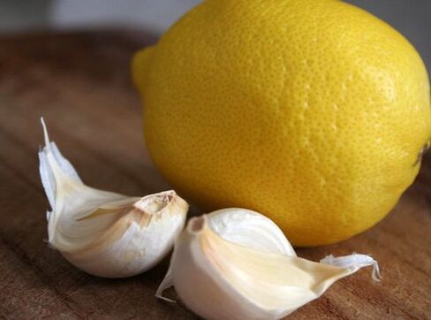 Populārs mājas līdzeklis pret osteohondrozi ir ķiploki un citrons.